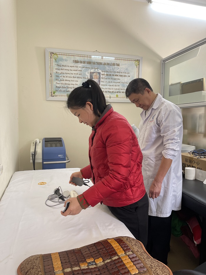 Khách hàng được trải nghiệm và test thử máy tại Trung tâm Vật lý trị liệu Việt Nam