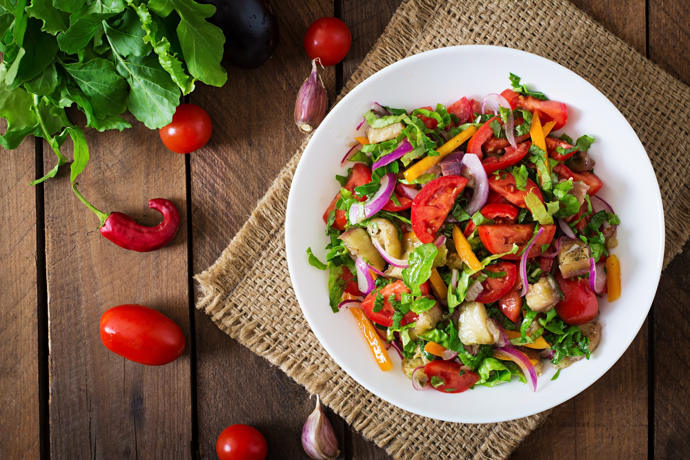 Salad rau củ tươi giúp hạn chế các nguy cơ bùng phát bệnh gout