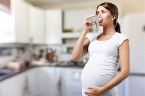 Nước là thứ không thể thiếu cho cơ thể đặc biệt càng là đối với người bệnh hoặc mẹ bầu việc bổ sung đủ nước sẽ giúp quá trình tiêu hóa hợp lý nhất