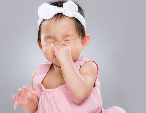 Nguyên nhân và cách chăm sóc khi trẻ sơ sinh bị nghẹt mũi